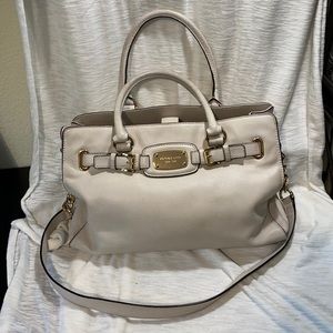 SOLD! 🌺 Michael Kors Cream leather shoulder bag with gold hardware. Like new!